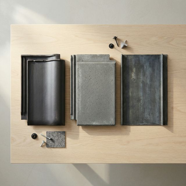 Různé typy střešních krytin na domě